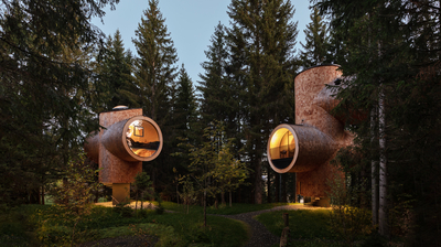 Futuristische Hotelgebäude mitten im Wald bei Dämmerung