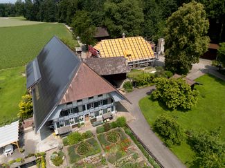 Noch ist es gelb. Aber bald schon wird das Dach von Marlen Reusser aussehen wie bei ihren Eltern (links).